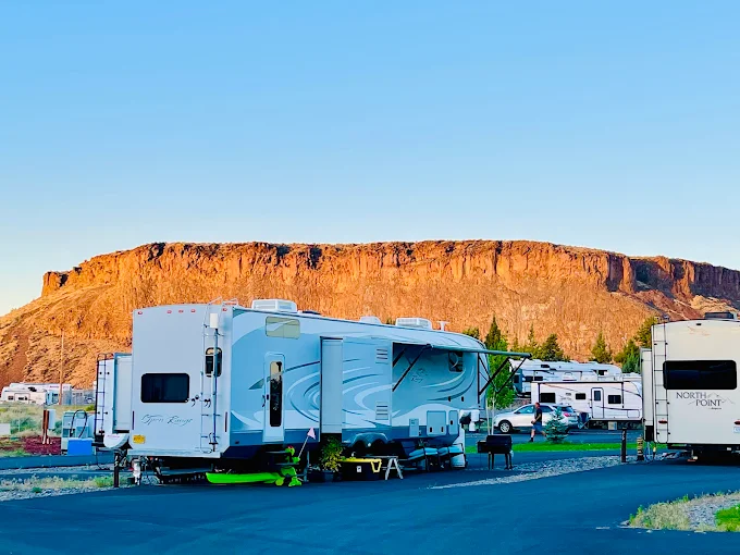 Paved RV sites with canyon views at Copper Ridge RV Resort, Terrebonne Oregon