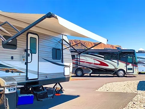 RV sites at golden hour with Crooked River Canyon wall behind them, Copper Ridge RV Resort